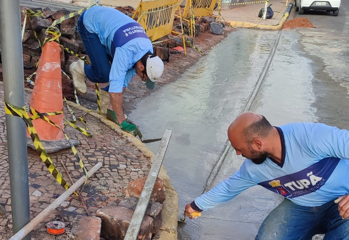 Secretaria de Obras mantem trabalho de correção de profundidade de valetas
