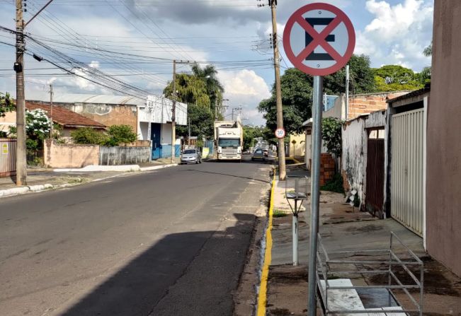 Proibição de estacionamento em um dos lados Nhambiquaras começará a ser fiscalizada segunda 