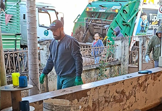 Secretaria de Meio Ambiente limpa mais cinco residências desocupadas 