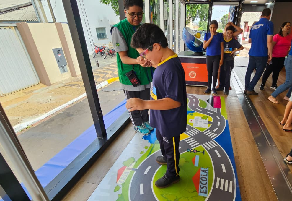 Alunos da rede municipal exploram o universo da ciência em visita à exposição itinerante do Museu Catavento