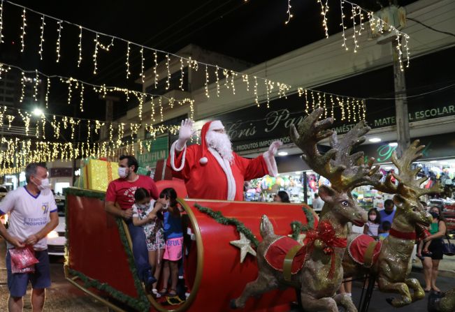 Papai Noel percorre ruas de Tupã levando alegria
