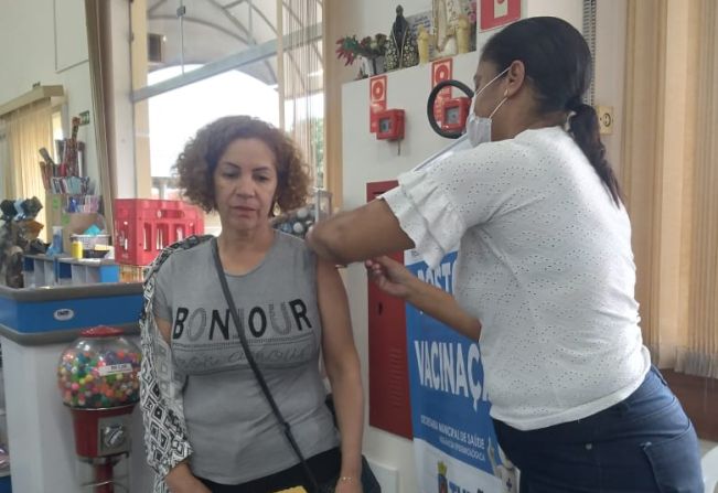 Vacinação itinerante imunizou mais 75 pessoas no final de semana