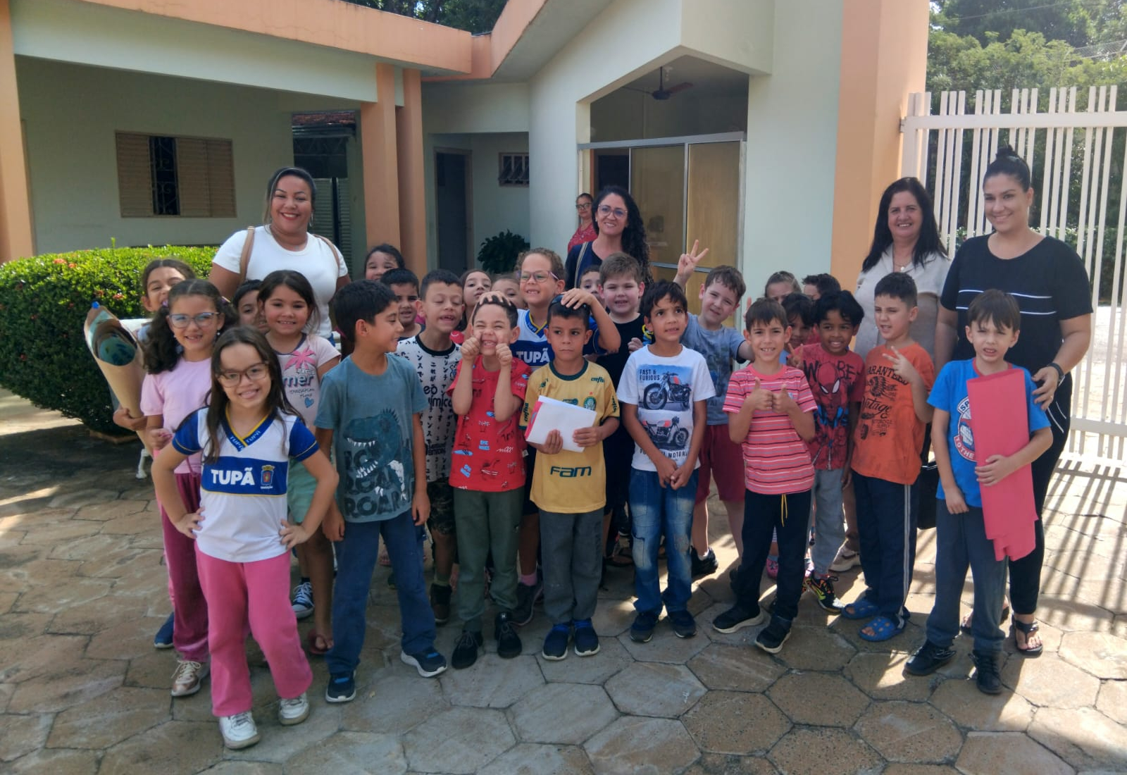 Alunos da rede municipal visitam Casa dos Velhos