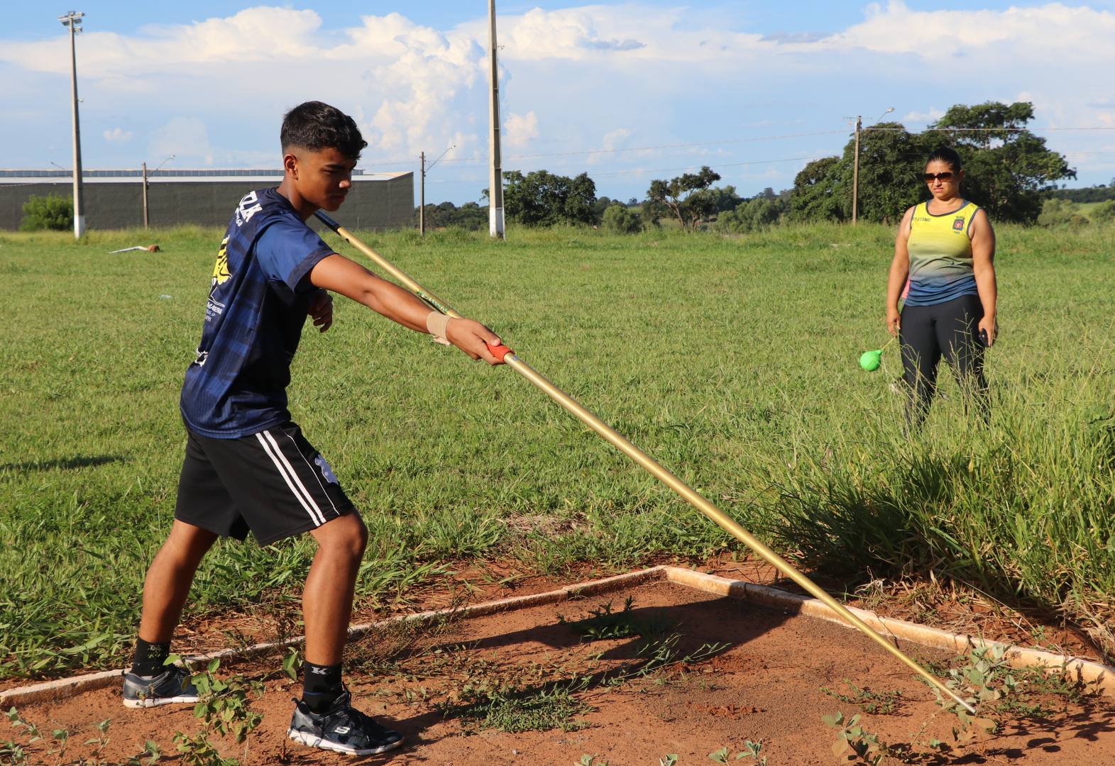 Equipe de atletismo recebe materiais para treinamento