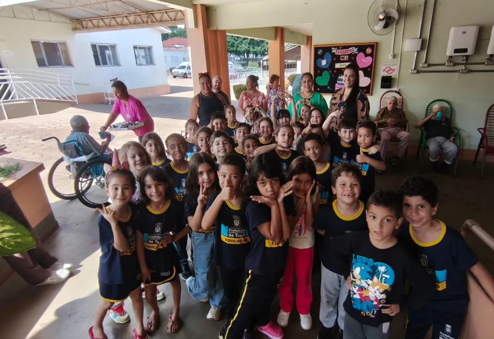 Alunos da EMEIEF Prof. José Maris participam de visita à Casa dos Velhos