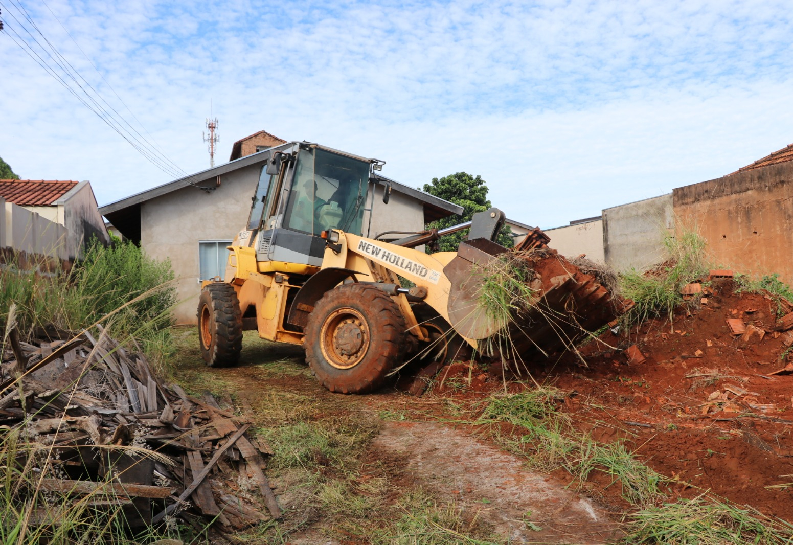 Com autorização da Justiça, Prefeitura limpa terrenos fechados e eleva combate a arboviroses a outro patamar