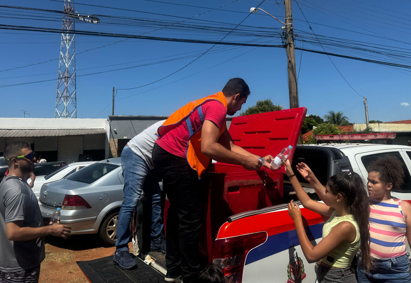 Parceria entre Defesa Civil e Polícia Militar distribui água para amenizar onda de calor