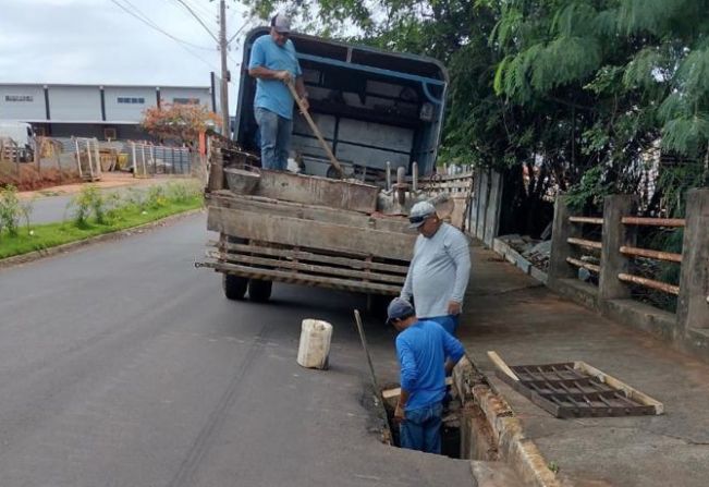 Equipe de Gestão Urbana realiza limpeza de canais pluviais e de drenagem 