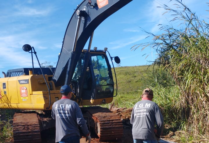 Secretaria de Obras recupera estrada que corta Bairro Cotoco