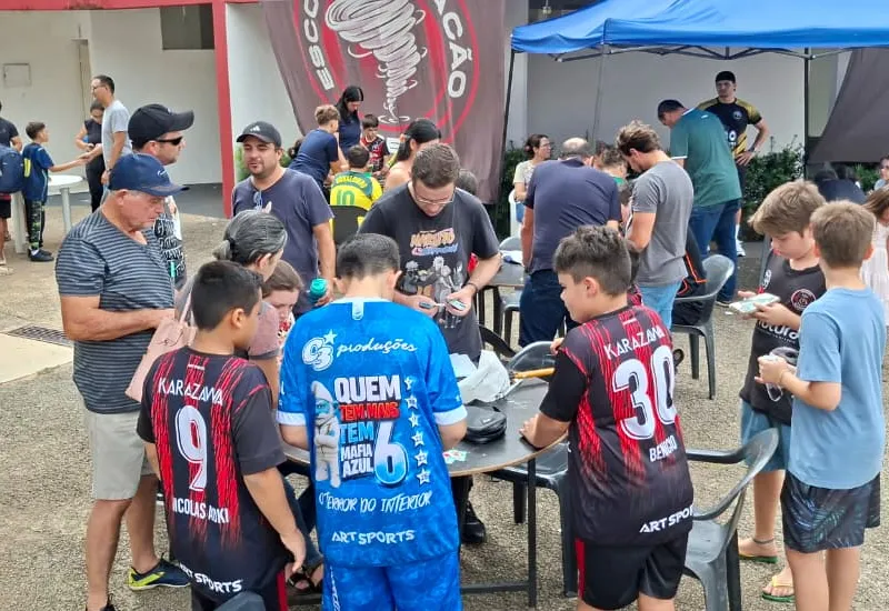 Troca de figurinhas da Copa reúne famílias e amigos na Praça do Estádio