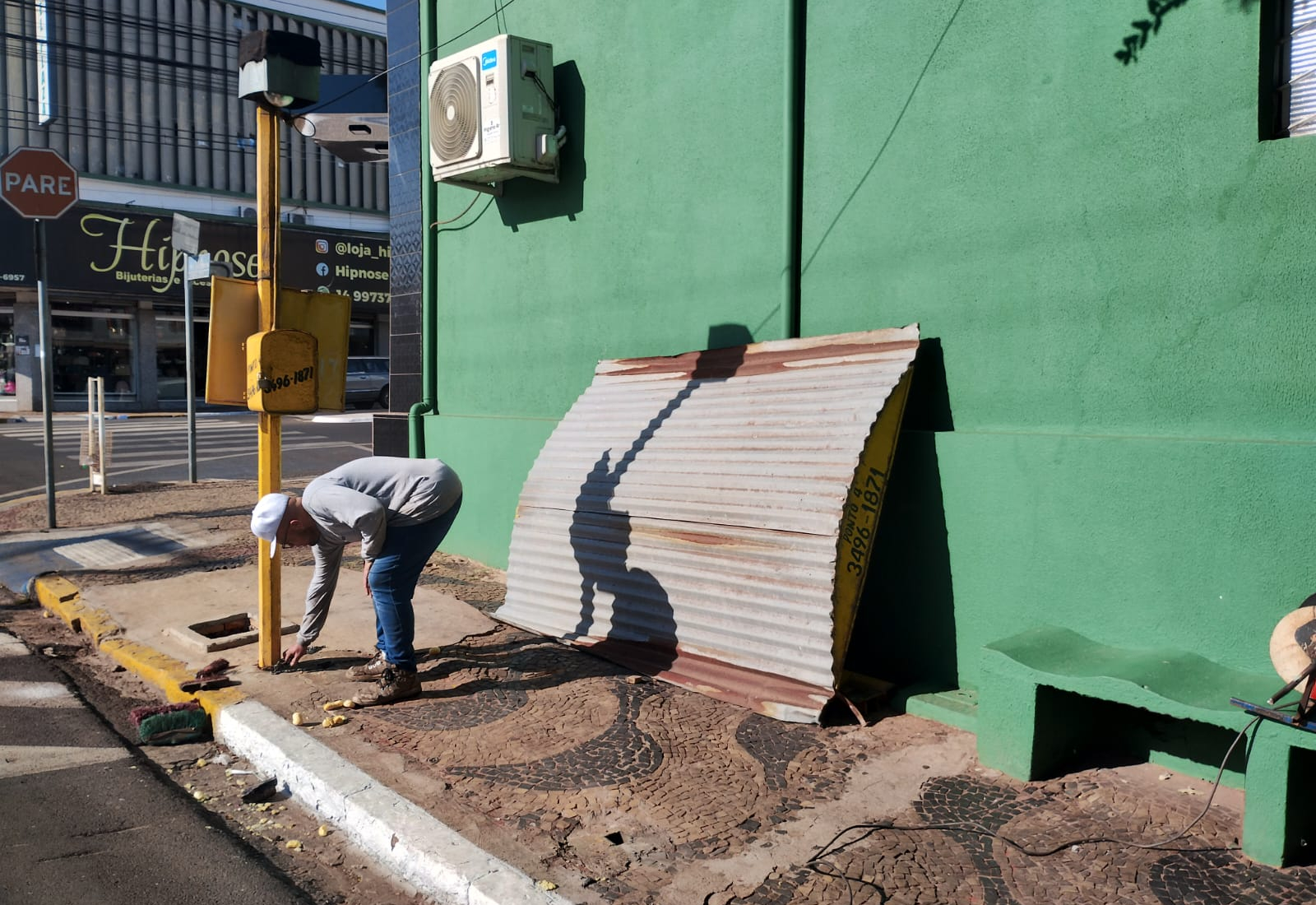 Secretaria de Obras desmonta ponto de táxi desativado