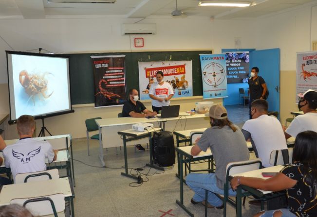 Equipe do CCZ de Tupã realiza palestra em escola de Arco-Íris