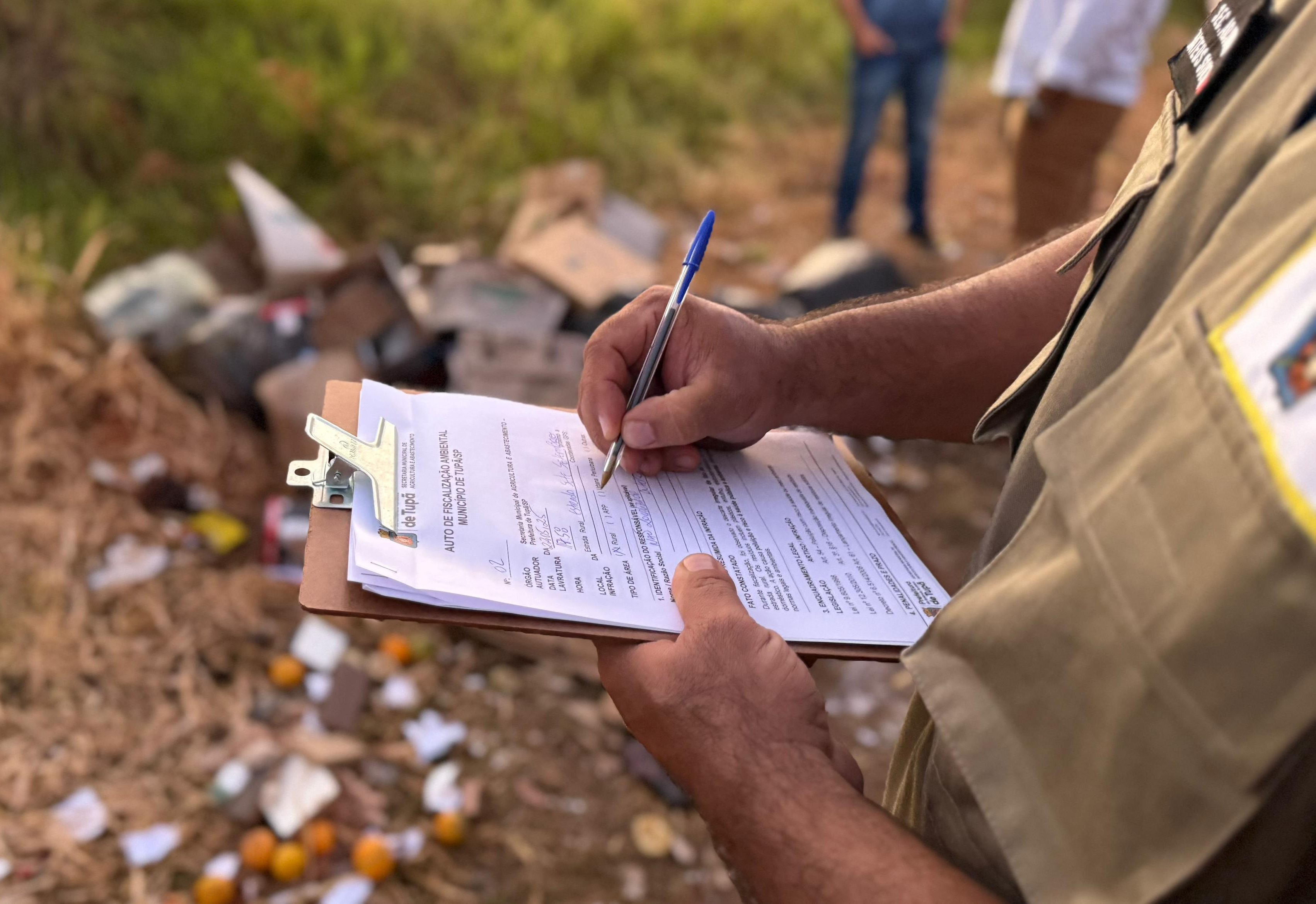 Força-tarefa fiscaliza descarte irregular de lixo na zona rural