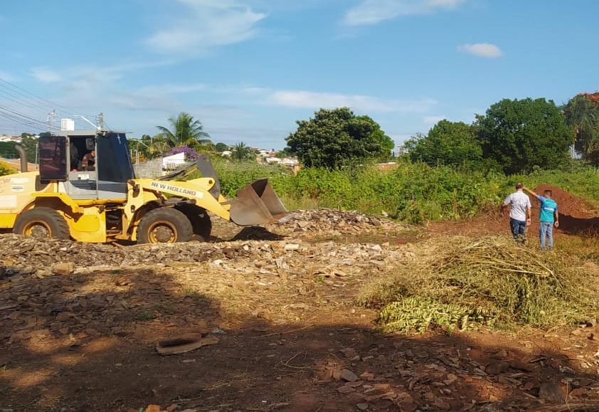 População dá apoio e elogia iniciativa da Prefeitura durante ação de limpeza de terrenos abandonados