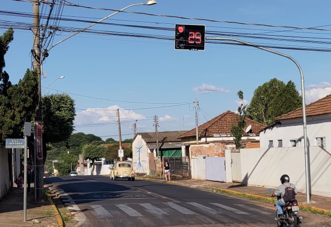 Prefeitura instala novo semáforo no cruzamento das ruas Aimorés e Brasil 