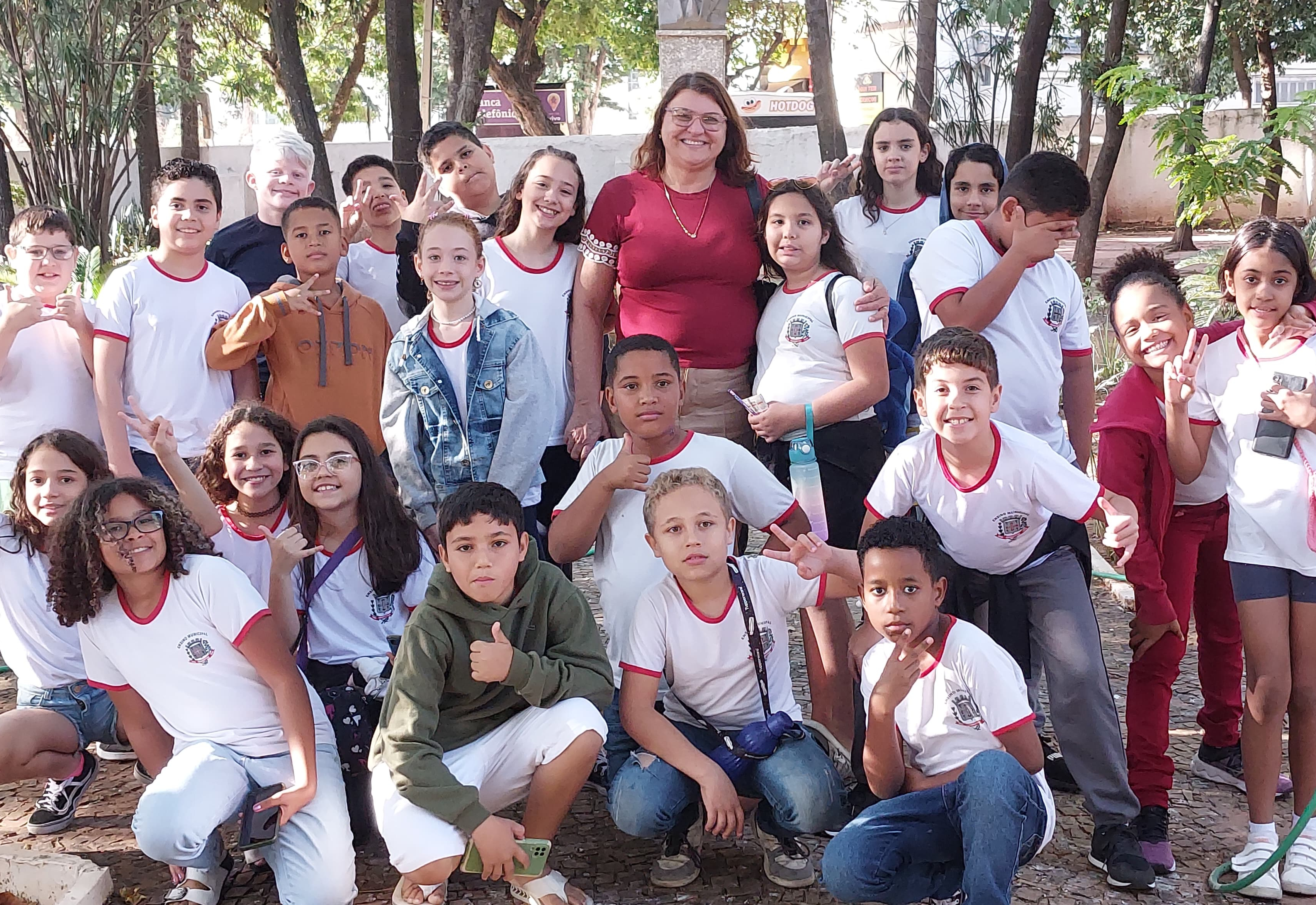 Alunos de Adamantina visitam Solar Luiz de Souza Leão e Museu Índia Vanuíre