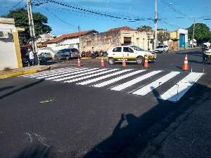 Ruas já beneficiadas com recape recebem pintura de sinalização