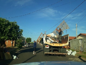Associação de Moradores ‘JJ’ e prefeitura fazem limpeza em bairro