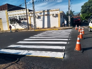 Ruas recapeadas continuam recebendo pintura de sinalização