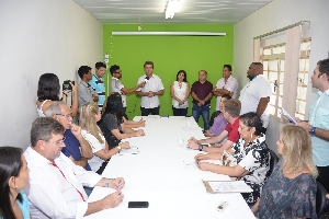 Prefeito formaliza parcerias e repasse para entidades