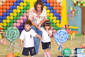 Secretaria entrega kits de uniformes para alunos das Creches