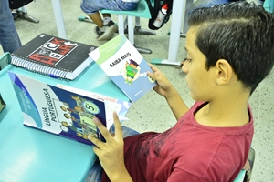 Mais de 4 mil alunos do fundamental recebem apostilas do Sistema Sesi
