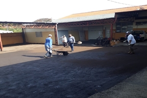 Prefeitura asfalta pátio de ambulância do município