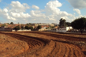 Terraceamento é realizado ao lado da Escola Prof.ª Irene Resina Migliorucci