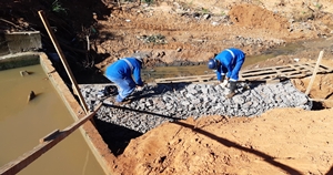Prefeitura está construindo um canal para reduzir erosão na Cônego Rebouças