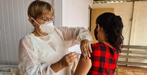 Cuidadores de idosos e profissionais da saúde serão vacinados sexta-feira