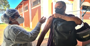 Faltosos de 45 a 59 anos;* idosos e atrasados serão vacinados hoje