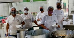 Cozinha Piloto faz a montagem de marmitas para alunos da Rede Estadual