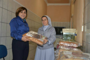 Isaura entrega cobertores novos para a AAPEHOSP e Albergue