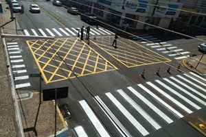 Avenida Tamoios recebe melhorias na sinalização de trânsito