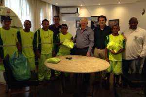 Secretaria Municipal de Agricultura e Meio Ambiente entrega novos uniformes para os Garis