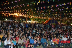 Programação tem apresentação teatral e shows gratuitos todas as noites