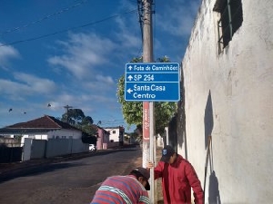 Prefeitura inicia instalação de placas de sinalização