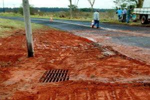 Prefeitura faz manutenção no sistema de captação de água pluvial na vicinal de acesso ao aeroporto