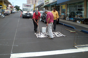 Ruas recapeadas da área central recebem nova sinalização