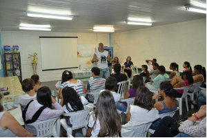 Participantes do Jovem Talento assistem palestra sobre drogas