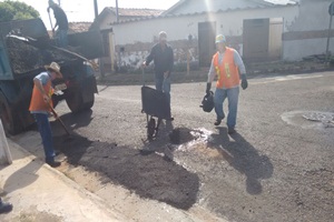 Operação “tapa-buracos” chega à rua Osvaldo;* na Vila Formosa