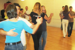 Curso de dança de Salão movimenta o mês da mulher