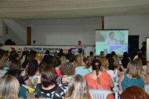 Palestrante debateu sobre poesia e ilustração em sala de aula