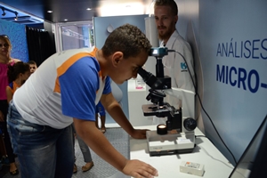 Crianças das escolas municipais visitam carreta educativa da Sabesp