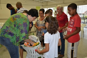 Oficina ensina moradores a plantar mini-hortas