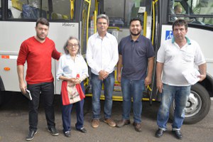 Prefeitura entrega novo micro-ônibus para o transporte de pacientes
