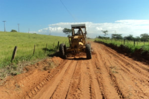 Prefeitura faz melhorias em estrada que da continuidade à Rua Estados Unidos