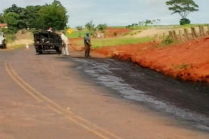 Prefeitura recupera trechos da estrada vicinal no bairro Afonso XIII