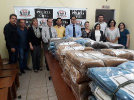 Polícia Civil doa 60 cobertores novos para a Campanha do Agasalho 2018