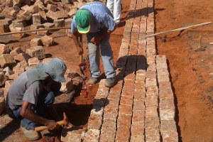 Secretaria de Obras usa paralelepípedos no lugar de asfalto para conter estragos